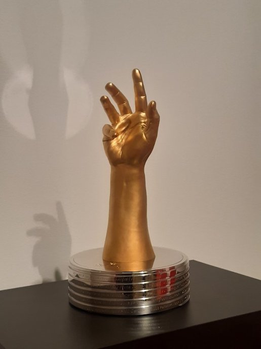 L'Aiguille d'Or, trophée du GPHG, dessiné par Roger Pfund (1943-). Photo: E. Fallet,   https://www.mahmah.ch/voir-et-en-parler/articles/articles-blog/la-main-loutil